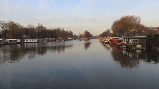 902240 Gezicht over het Merwedekanaal te Utrecht, van bij de Muntbrug naar het noordwesten.